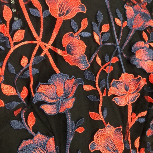 Absolutely gorgeous and sexy dress! Very unique and beautiful floral design! - Picture 4 of 6